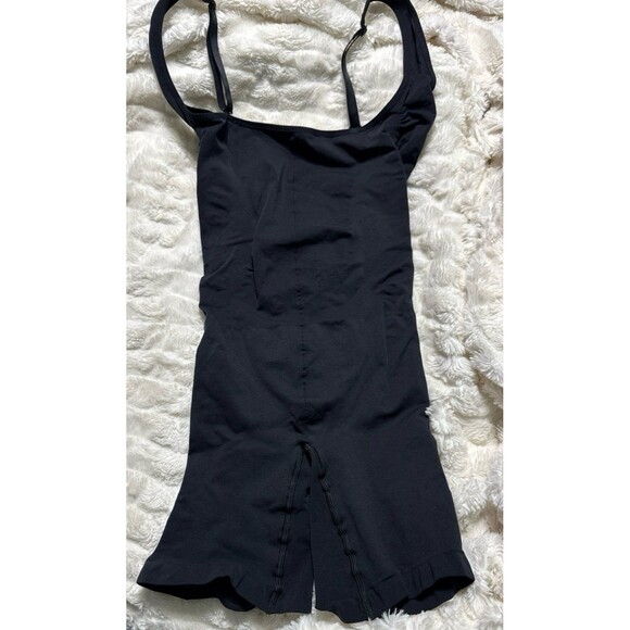 SEAMLESS SCULPT ZIP FRONT Scoop Neck mid thigh bodysuit - Picture 9 of 9